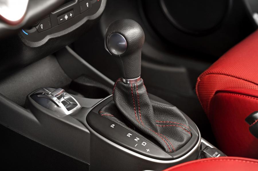Детали интерьера Alfa Romeo Mito Veloce (955) 2016 года  (фото 10 из 25)